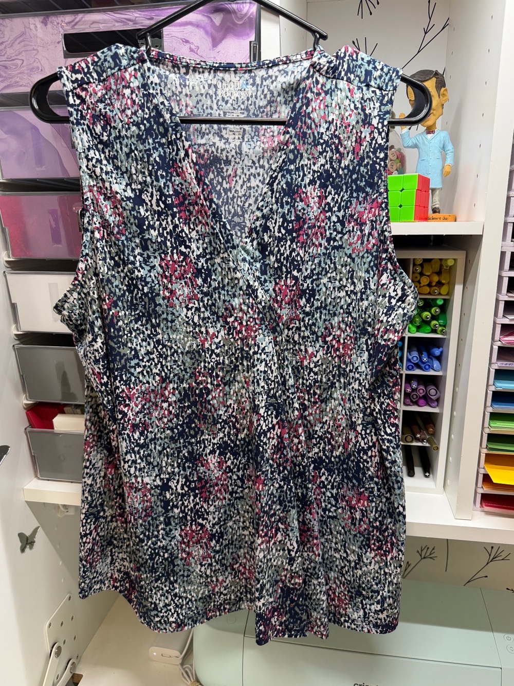 croft & barrow Black, White & Pink Printed V-Neck Sleeveless Top
